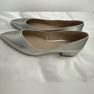 Kenneth Cole silver flats sz 8